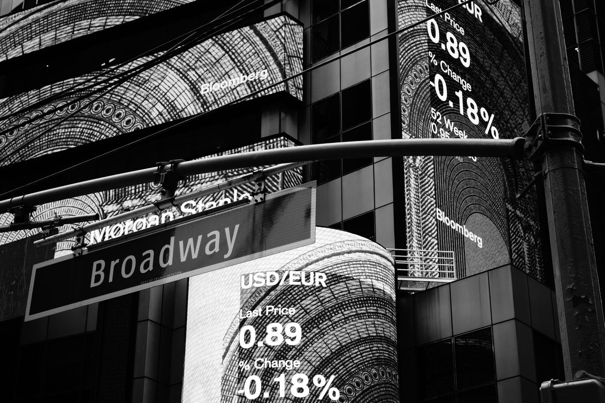 poster-print-at-night-on-broadway