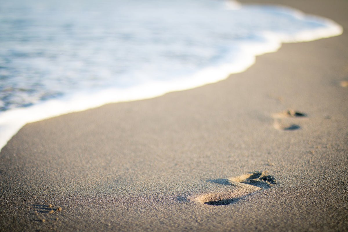 modern-3-piece-aluminium-print-footprints-in-the-sand-on-the-beach