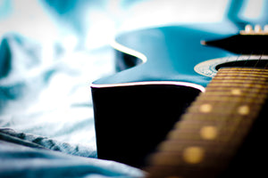 aluminium-print-close-up-guitar