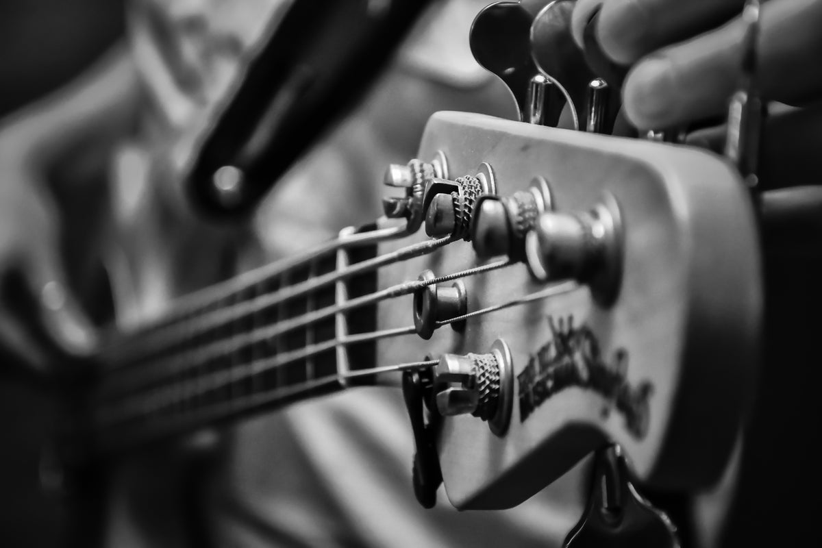 3-piece-canvas-print-close-up-guitarist