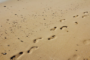aluminium-print-footprints-in-the-sand